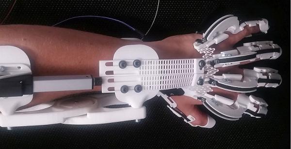 Uni Stuttgart exoskelet voor hand 2 780